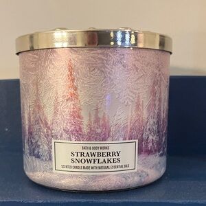 Bath & Body Works Strawberry Snowflakes Candle